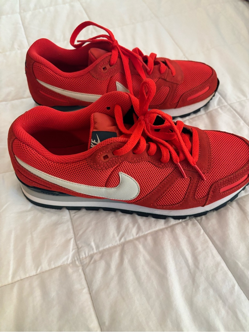 Nike mens SZ 9 Air Waffle Trainer Red Sneakers with White Swoosh